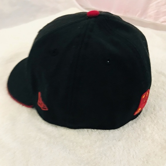 New Era's NBA Miami Heat Fitted Size 7 Black and Maroon Basketball Wool Cap - Picture 8 of 16